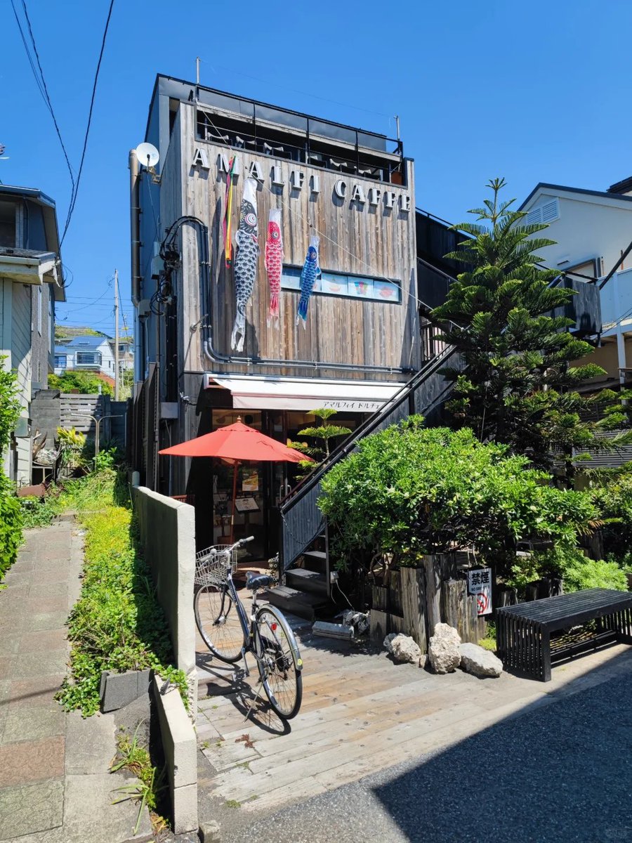 ノートにメモを取っていると、間違えて消しゴムでこすってしまった。君がいつもそんな間違いをして、「へへ」と笑っていたのを思い出した。