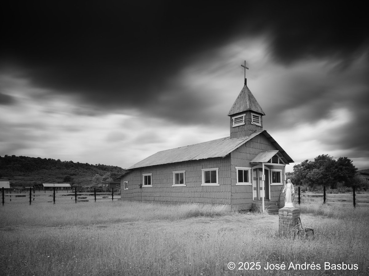 BasbusJose's tweet image. Fotografia infrarroja de larga exposición de la Capilla de Queten, Comuna de Hualaihué, Región de Los Lagos, sur de Chile. Esta es una de varias capillas que se encuentran frente a la costa, en la ruta panorámica que va desde Caleta Puelche hasta Hornopiren, en Carretera Austral