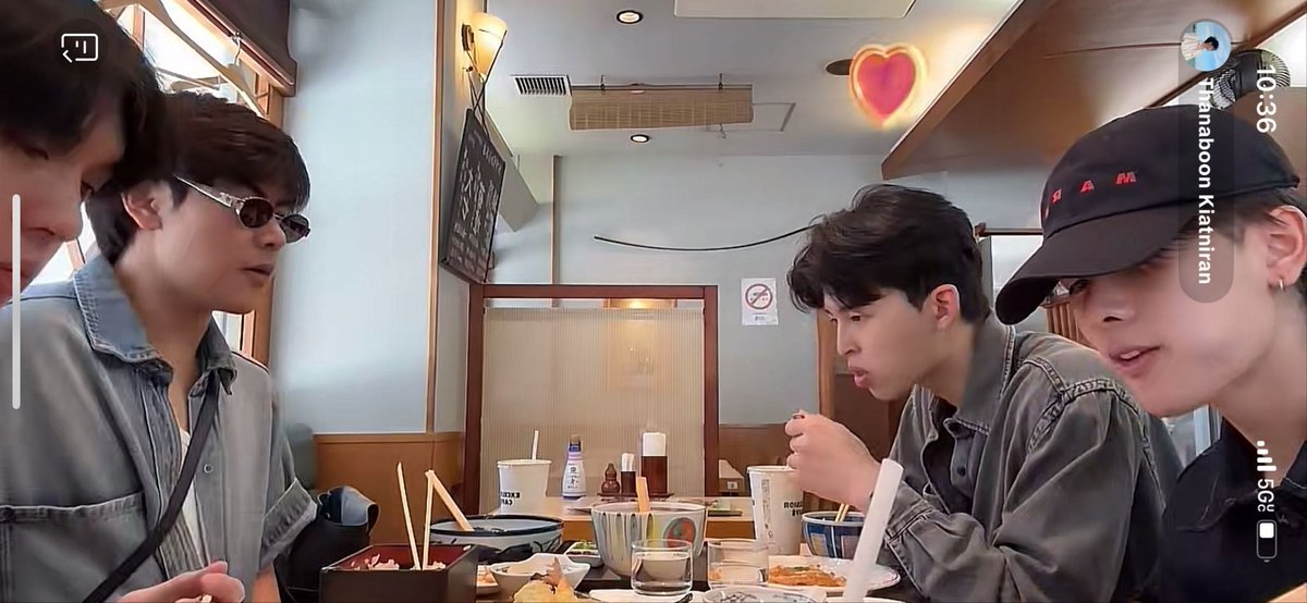 joongsol's tweet image. Jasper is on live, they are in a restaurant eating

#JASPER