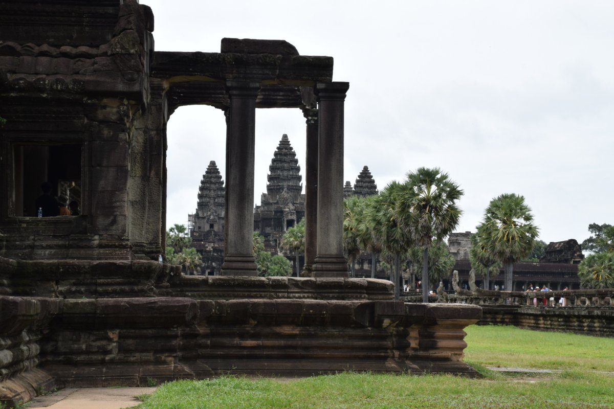 CambodiaNote's tweet image. くもり空の下のアンコールワットも、しっとり美しい。
荘厳な雰囲気のなか、平和を祈っています。