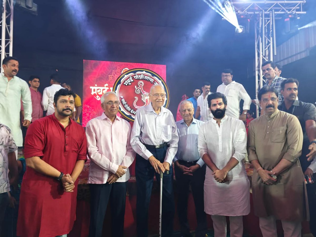 mnssocial_'s tweet image. 📍 वरळी.

&quot;मुंबई पोलिसांचा राजा&quot; म्हणून प्रसिद्ध असणाऱ्या 
वरळी पोलीस कॅम्प सार्वजनिक गणेशोत्सव मंडळाच्या लाडक्या बाप्पाच्या पाद्यपूजन सोहळ्यास महाराष्ट्र नवनिर्माण सेनेचे नेते श्री अमित राजसाहेब ठाकरे ह्यांनी उपस्थित राहून सर्व गणेशभक्तांना मंगलमय शुभेच्छा दिल्या.

या पावन…