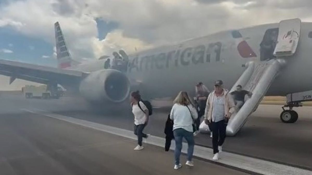 FOX2News's tweet image. The problem was reported as American Airlines Flight 3023 from Denver to Miami was still on the runway. fox2detroit.com/news/american-…