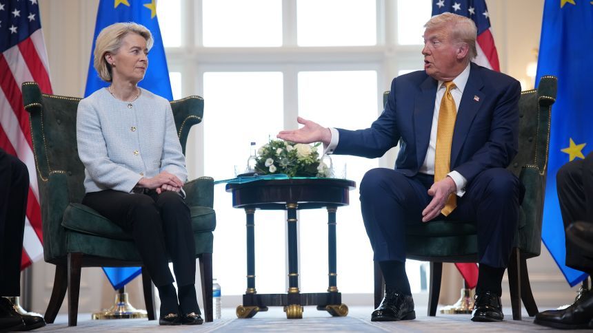 EkonomiRakyatMY's tweet image. Amerika Syarikat (AS) dan Kesatuan Eropah (EU) capai kata sepakat untuk rundingan tarif dengan Trump bersetuju untuk melaksanakan kadar tarif sebanyak 15% kepada hampir semua produk EU termasuk kereta

EU juga bersetuju untuk membeli $750 bilion tenaga daripada AS