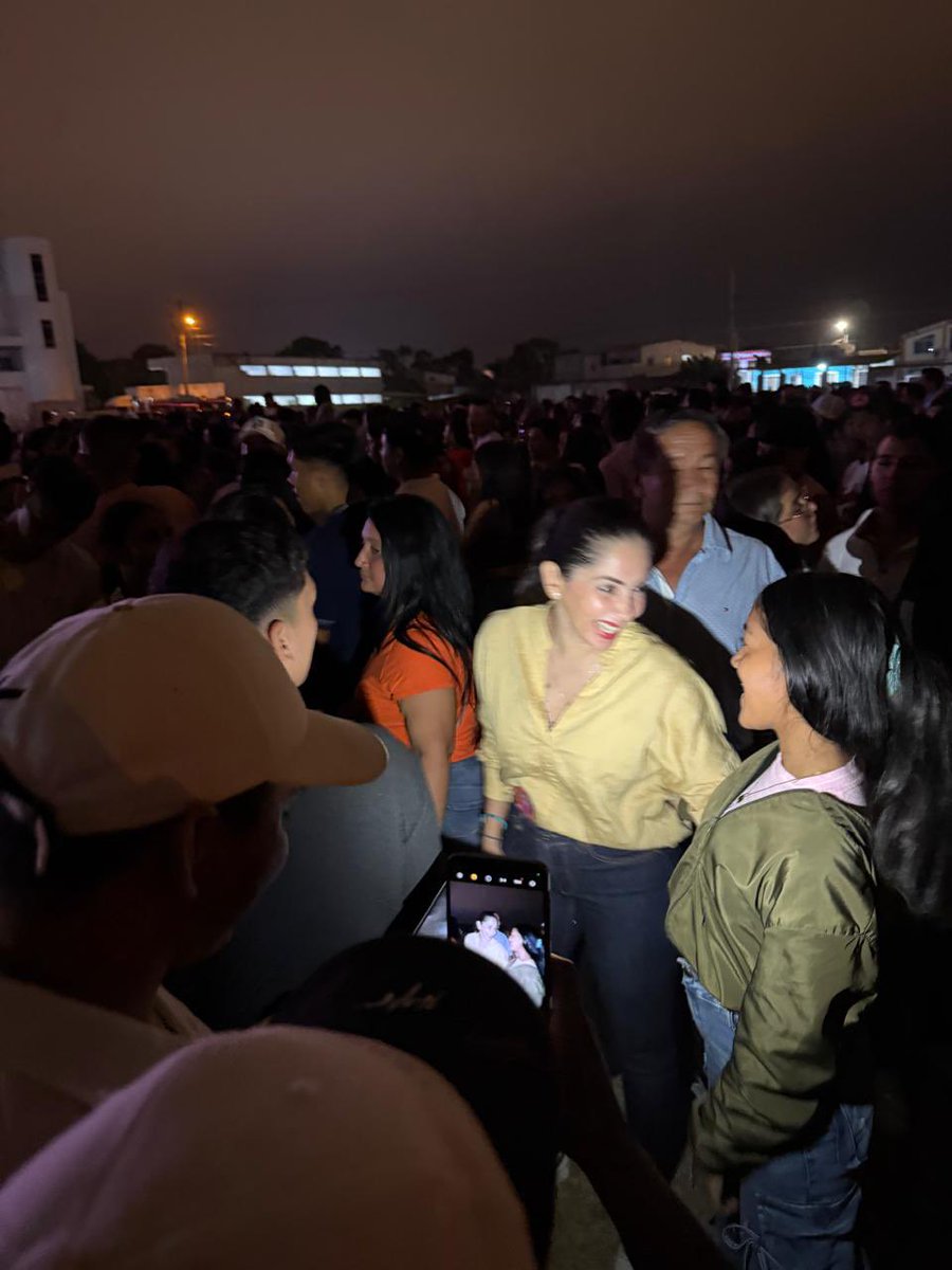 No podía dejar de festejar los 131 años de cantonización de mi #Chone querido, mi tierra, junto a nuestra gente maravillosa, linda, amable.
¡Viva Chone…! 🤍💛❤️