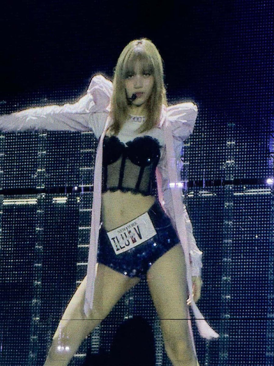 BSeohyn's tweet image. LISA THRILLS CITI FIELD
#DEADLINEinNEWYORK_LISA
#BLACKPINK_DEADLINE
น่ารัก เซ็กซ์ซี่