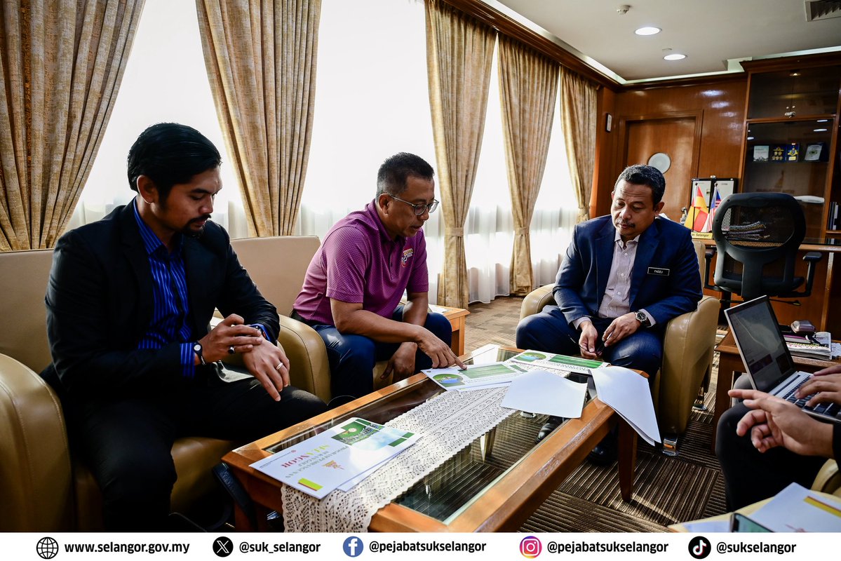 suk_selangor's tweet image. YB Dato’ Dr. Ahmad Fadzli bin Ahmad Tajuddin, Setiausaha Kerajaan Negeri Selangor hari ini menerima kunjungan hormat daripada YBrs. Encik Hairul Zaini, Pengurus Besar Kelab Golf Seri Selangor mewakili PKNS Golf Management Services Sdn. Bhd.