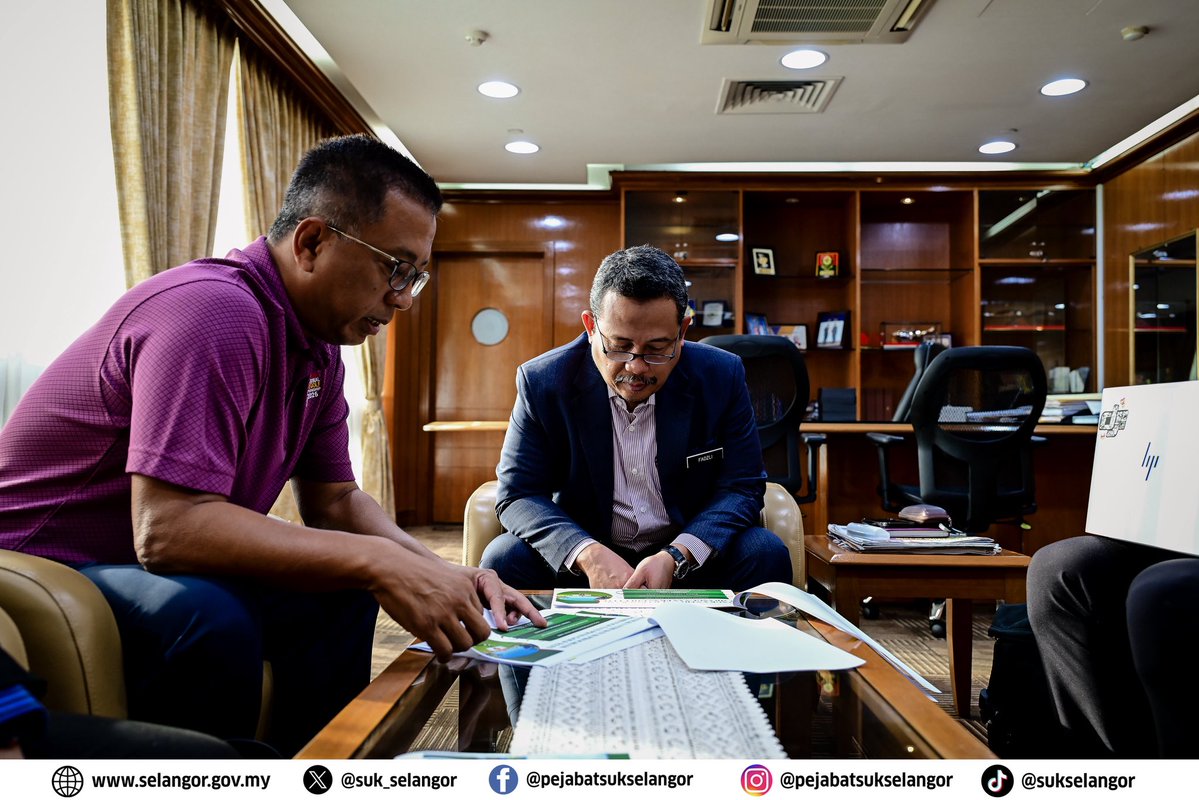 suk_selangor's tweet image. YB Dato’ Dr. Ahmad Fadzli bin Ahmad Tajuddin, Setiausaha Kerajaan Negeri Selangor hari ini menerima kunjungan hormat daripada YBrs. Encik Hairul Zaini, Pengurus Besar Kelab Golf Seri Selangor mewakili PKNS Golf Management Services Sdn. Bhd.
