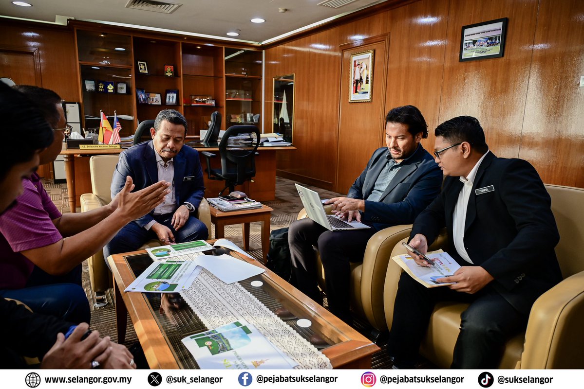 suk_selangor's tweet image. YB Dato’ Dr. Ahmad Fadzli bin Ahmad Tajuddin, Setiausaha Kerajaan Negeri Selangor hari ini menerima kunjungan hormat daripada YBrs. Encik Hairul Zaini, Pengurus Besar Kelab Golf Seri Selangor mewakili PKNS Golf Management Services Sdn. Bhd.