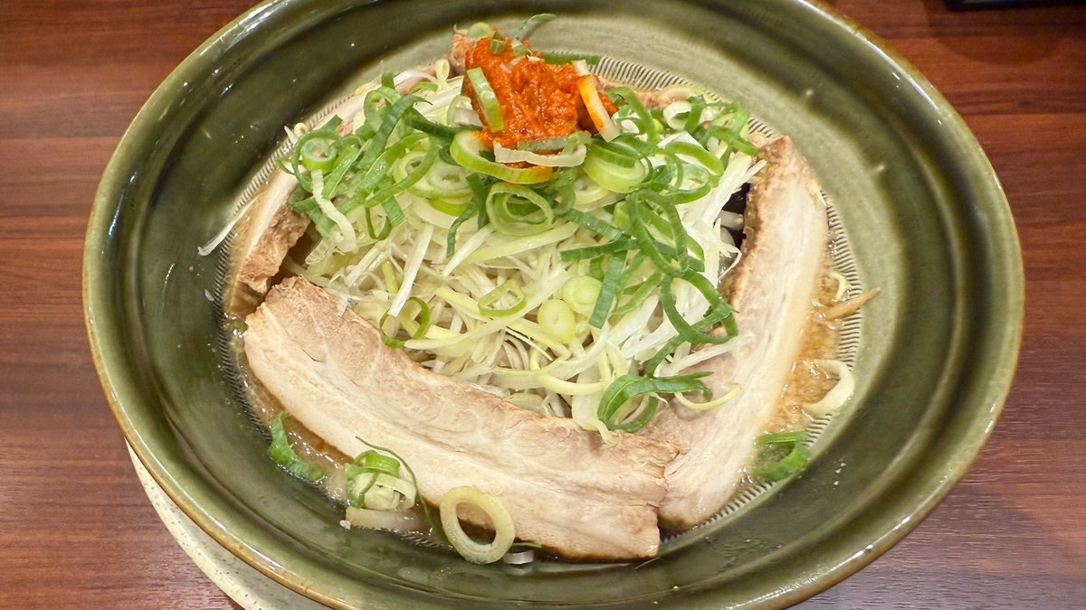 syX58GaA8J7gRYu's tweet image. 皆さん、こんにちは。
横浜は薄曇りで32.6℃…今日は35℃予想です🥵
今日は現場回りなので、お昼はいつものラーメン屋‼️🤣
今日は朝から口が味噌ラーメンになっていたので、味噌チャーシュー麺に辛味噌のトッピングです‼️😋
どんなに暑くても、やっぱりコレですね‼️😆👍
今日もご馳走様でした‼️😋