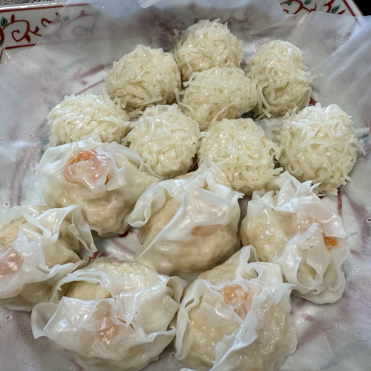 livraison1's tweet image. お昼ごはん🍚
イカ🦑シウマイ安堵エビ🦐シウマイ
鯛めしおにぎり🍙 #ランチ
おっ俺🐶のは...😨