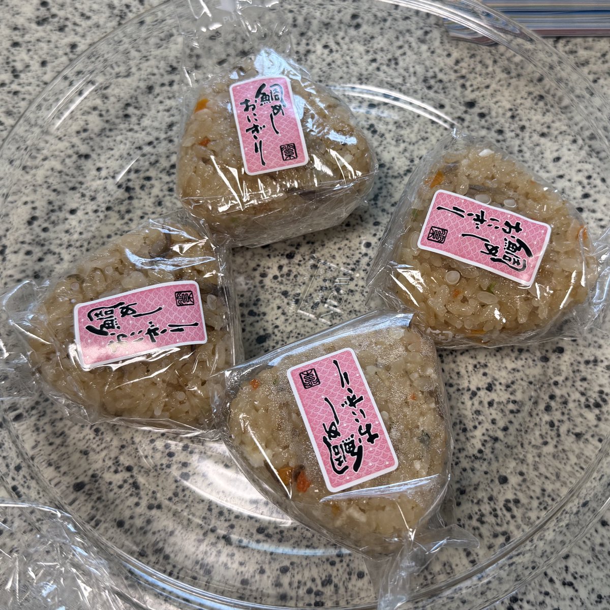 livraison1's tweet image. お昼ごはん🍚
イカ🦑シウマイ安堵エビ🦐シウマイ
鯛めしおにぎり🍙 #ランチ
おっ俺🐶のは...😨