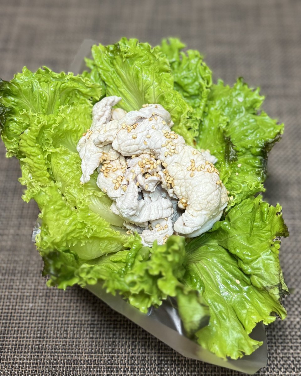 ITABASHI2929's tweet image. 昼ごはん。『おれの菜摘、冷しゃぶポン酢 ~豚小間だからなんかアレ。いたばし風~ 』。これで白菜みたいなサニーレタスの束は粗方片付いた。だがパンの耳がまだまだある……。もうすぐお昼ですよー
