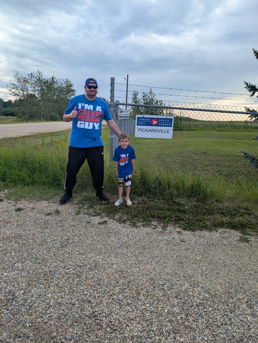 Simbarosa17's tweet image. Hey @kpick4 and @clpick the two greatest Calvin Pickard fans got driven out to honor #picksbwtweenthesticks !