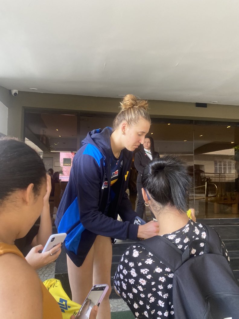 Limite_Volei's tweet image. Antropova não tem pernas, tem duas varetas!
Brincadeira… está na altura dos ombros das fãs