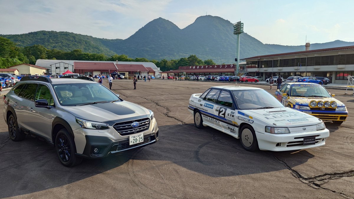 Aoi_LEVORG's tweet image. 榛名スバルフェスのラストに撮った写真は、最初と最後のレガシィの並びでした😢
初代レガシィが10万km世界速度記録を達成し、それから30年以上の時を経て遂に今年で最後となったレガシィアウトバックの実質ファイナルエディションとも言える限定車との並びは、まさに「大いなる伝承」を感じました😭✨