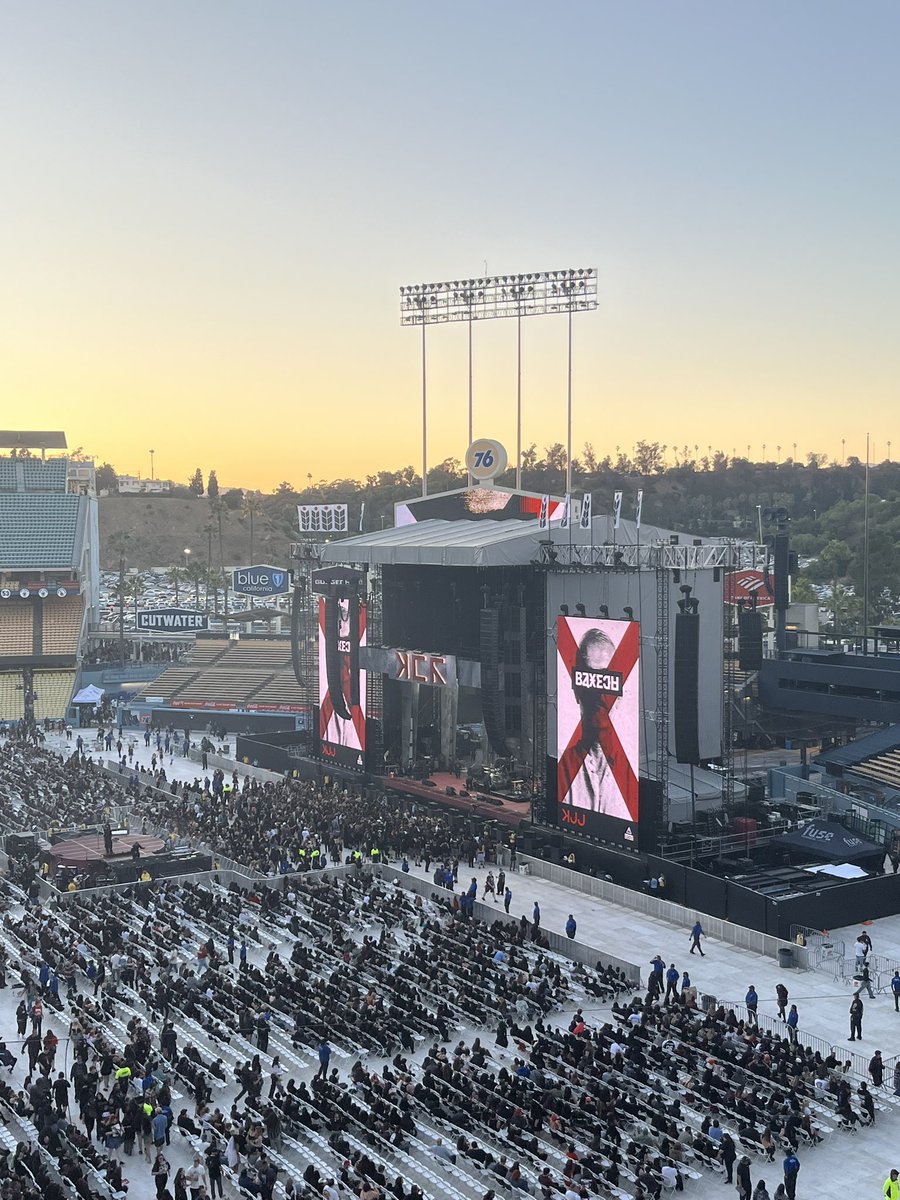 xolovesjolyne's tweet photo. any1 know what time the dodgers go on🤔 https://t.co/m5PDkWLHYk