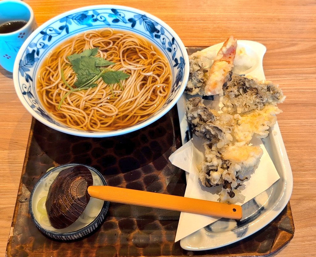 quitada's tweet image. 舞茸天ぷらそば（温）- 謙德蕎麦家 別荘 田町タワー店
#昼ごはん #蕎麦