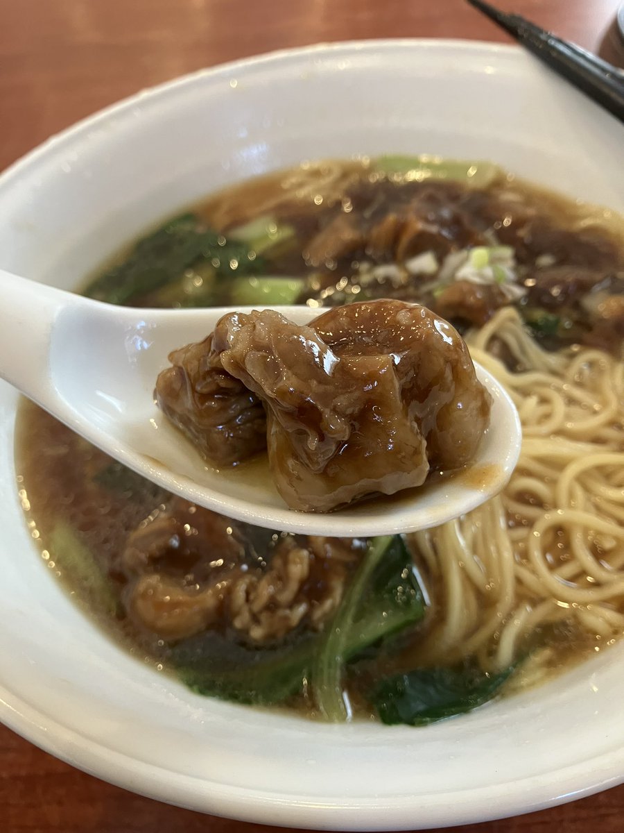 2019Mars's tweet image. 横浜市神奈川区西神奈川 #知味軒 #牛肉角煮そば 950円 麺類メニューの中で一番初めに大きく画像があるのがこれ👆️店のイチオシらしいのに未食なので注文🤗️大和煮のような甘塩っぱい牛肉に刻みネギ青梗菜🐮️スタンダードな中華そばのスープ♪低加水気味の縮れ細麺🍜️次は未食の豚肉角煮🐷️嗚呼麺