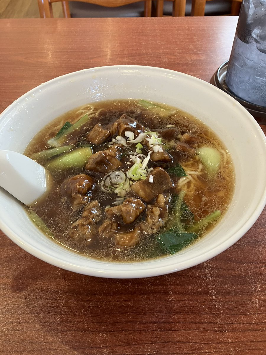 2019Mars's tweet image. 横浜市神奈川区西神奈川 #知味軒 #牛肉角煮そば 950円 麺類メニューの中で一番初めに大きく画像があるのがこれ👆️店のイチオシらしいのに未食なので注文🤗️大和煮のような甘塩っぱい牛肉に刻みネギ青梗菜🐮️スタンダードな中華そばのスープ♪低加水気味の縮れ細麺🍜️次は未食の豚肉角煮🐷️嗚呼麺