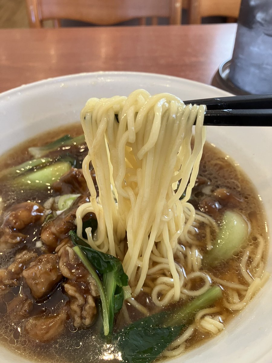 2019Mars's tweet image. 横浜市神奈川区西神奈川 #知味軒 #牛肉角煮そば 950円 麺類メニューの中で一番初めに大きく画像があるのがこれ👆️店のイチオシらしいのに未食なので注文🤗️大和煮のような甘塩っぱい牛肉に刻みネギ青梗菜🐮️スタンダードな中華そばのスープ♪低加水気味の縮れ細麺🍜️次は未食の豚肉角煮🐷️嗚呼麺