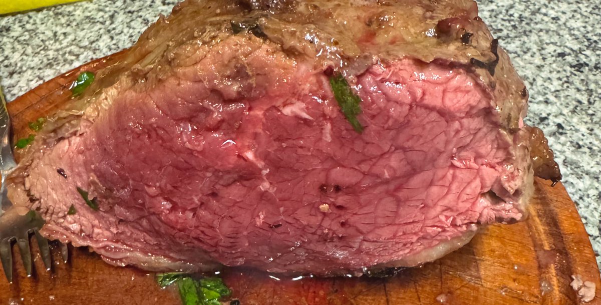 hernanpablo's tweet image. Vengo a presumir el punto correcto de la carne. Además para los nuevos les cuento que team invierno, malbec, membrillo y siempre peronismo.