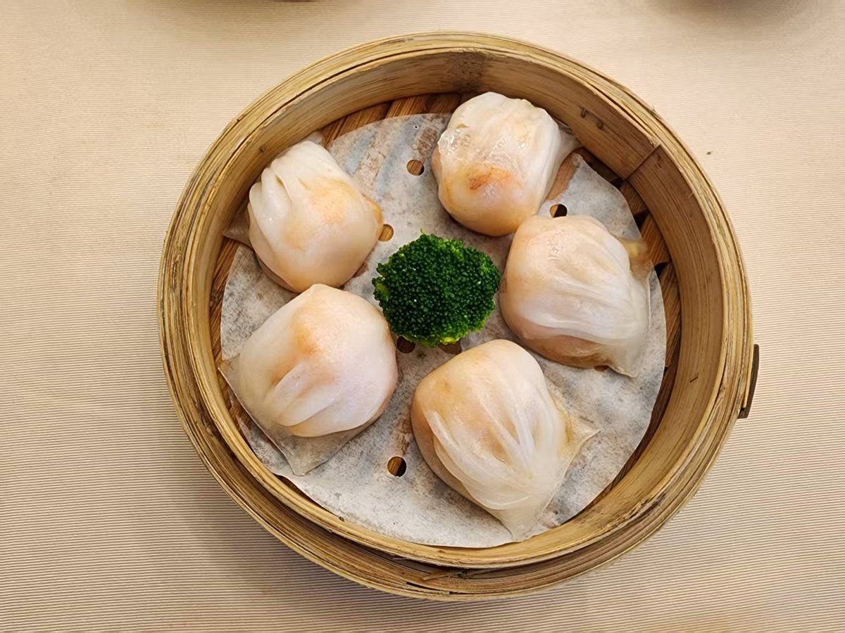 junkwak0512's tweet image. Shrimp Dumpling (Xiājiǎohuáng 虾饺皇), also known as Crystal shrimp dumpling (Shuǐjīng Xiājiǎo 水晶虾饺). It is a typical Cantonese-style dumpling with shrimps wrapped in transparent clear dough. One of the top &quot;Must Try&quot; Yámchà (饮茶) or Dim Sum (点心) Dishes in Guangdong.