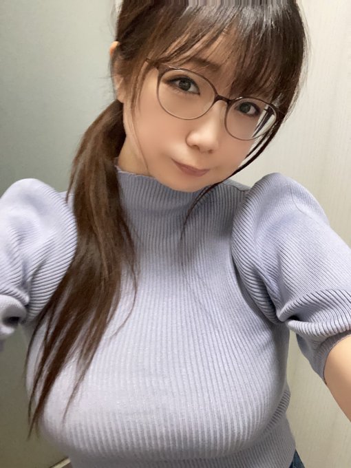 久しぶりの私服自撮り☺️
ここ何ヶ月か配信も出来てないので...すまない!😭

こうやって見ると髪の毛伸びたなぁ..モサモサ! 