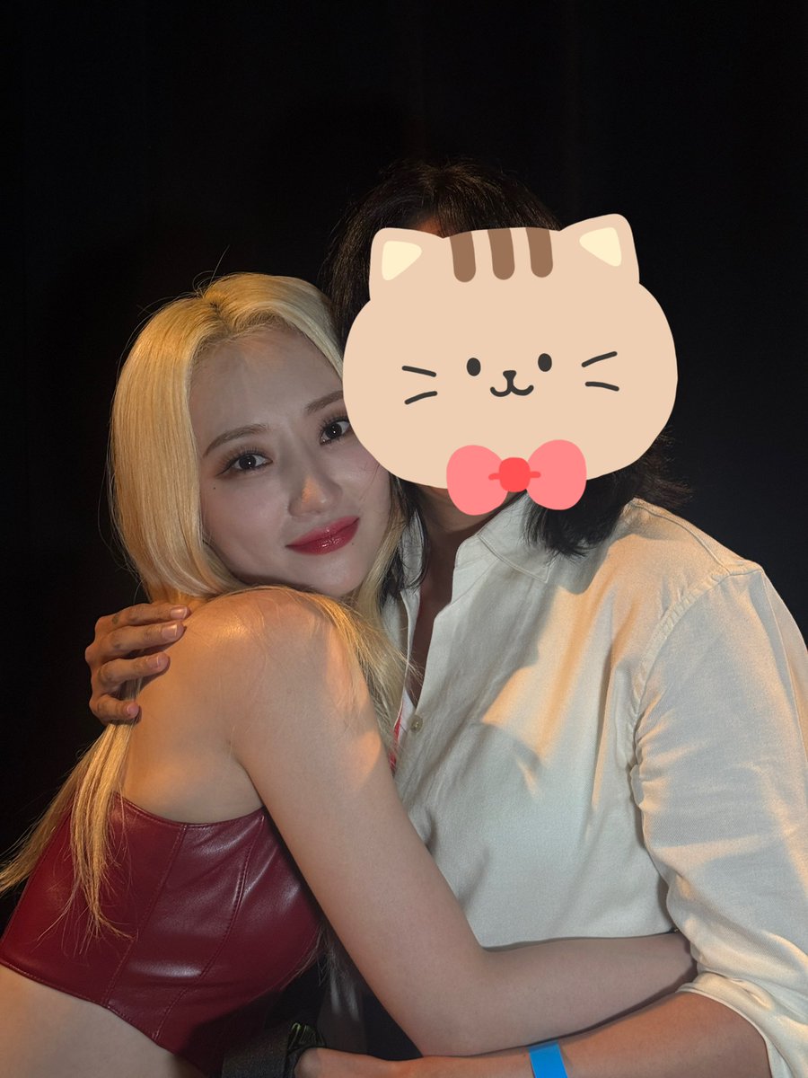 ChibiChibz's tweet image. Ahhhh 🥰 what an amazing day!!
We did a cat pose for the 3:1
(JiU oop- 😂)
I let Yooh decide our last pose, she said because I like animals, we can do my fave animal. I said cat. Yooh said she was a jaguar 🤣
#UAU #UAUinToronto #Dreamcatcher