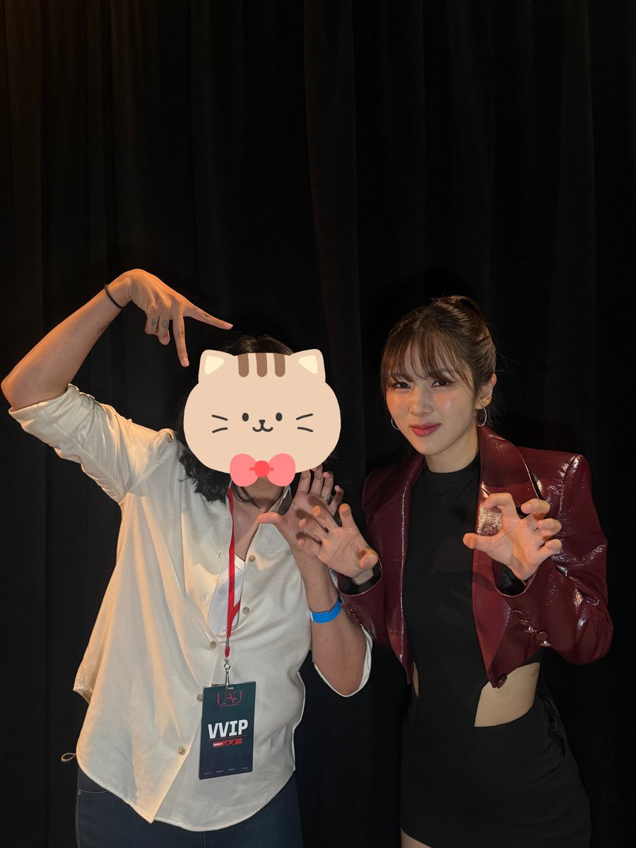 ChibiChibz's tweet image. Ahhhh 🥰 what an amazing day!!
We did a cat pose for the 3:1
(JiU oop- 😂)
I let Yooh decide our last pose, she said because I like animals, we can do my fave animal. I said cat. Yooh said she was a jaguar 🤣
#UAU #UAUinToronto #Dreamcatcher