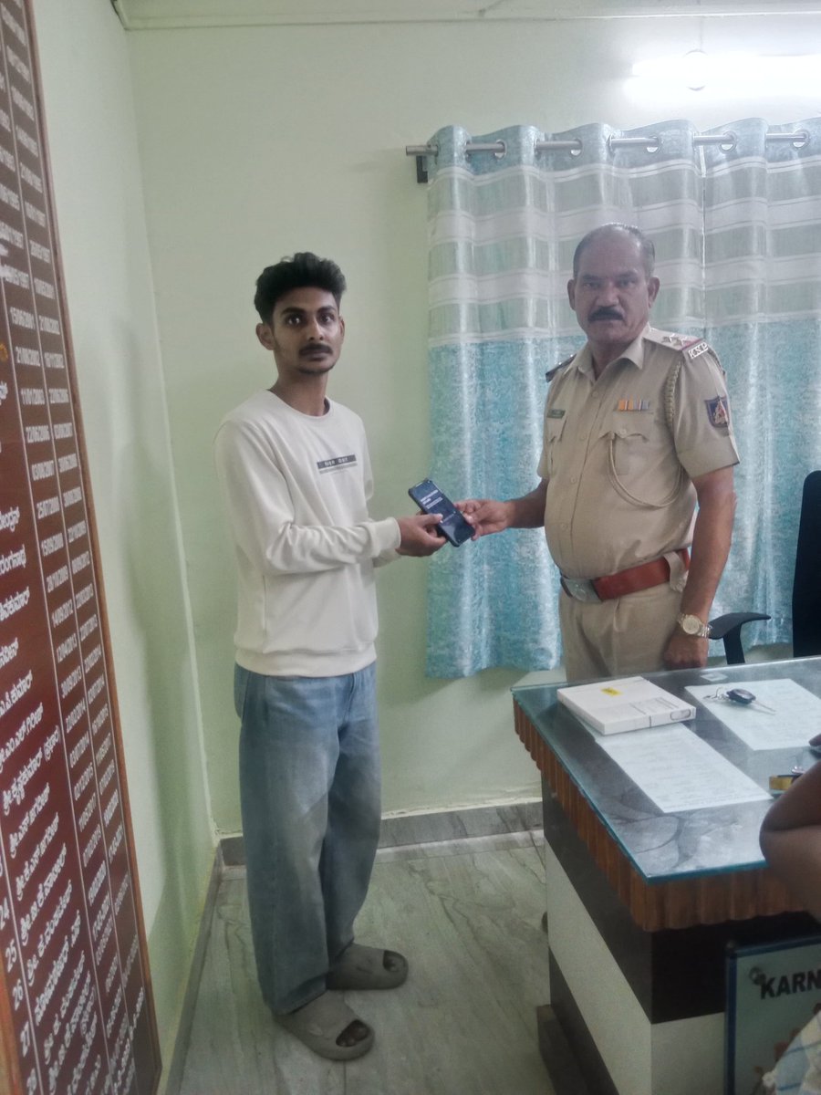 ಸಾರ್ವಜನಿಕರು ಕಳೆದುಕೊಂಡಿದ್ದ  ಮೊಬೈಲನ್ನು CEIR ಪೋರ್ಟಲ್ ಮೂಲಕ ಪತ್ತೆ ಹಚ್ಚಿದ್ದು, ಸದರಿ ಮೊಬೈಲನ್ನು ವಾರಸುದಾರರಿಗೆ ಹಿಂದಿರುಗಿಸಲಾಯಿತು.