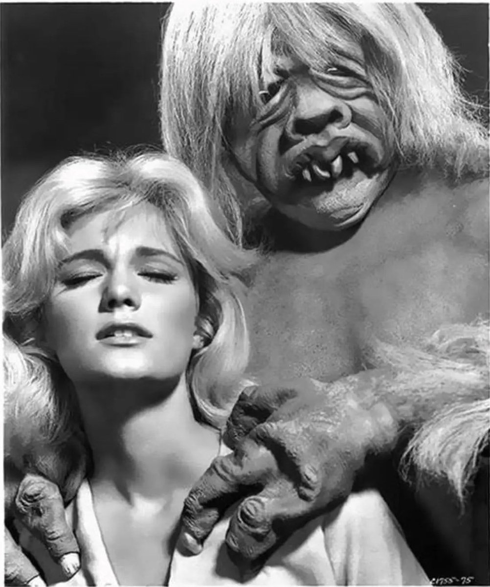 retro_kiste's tweet image. Promotion-Foto von Yvette Mimieux und Morlock vom George Pal‘s Klassikers
„Die Zeitmaschine“ von 1960.