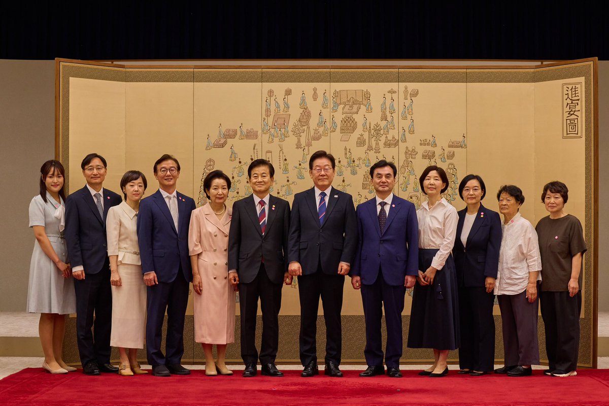 정동영 통일부 장관, 안규백 국방부 장관, 전재수 해양수산부 장관, 한성숙 중소벤처기업부 장관, 임광현 국세청장님께 임명장을 수여했습니다.

그동안 쌓아온 역량과 전문성을 바탕으로 국민의 믿음에 부응하는 성과를 내주시길 당부드렸습니다. '유능한 민생정부'로 나아가는 길에 큰 역할