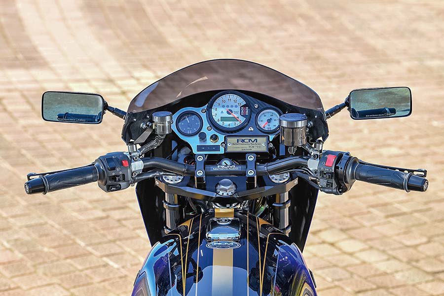 PutiMotor's tweet image. カワサキ Z1000Mk.IIを、千葉県「ACサンクチュアリー」がカスタマイズ❗️
ACサンクチュアリーのコンプリートカスタム、RCM(Radical Construction Manufacture)によるMk.II。
通算製作番号となるシリアルナンバーは700で、キリ番車両らしいフルスペック仕様😳
handl-mag.com/goodlooking/20…