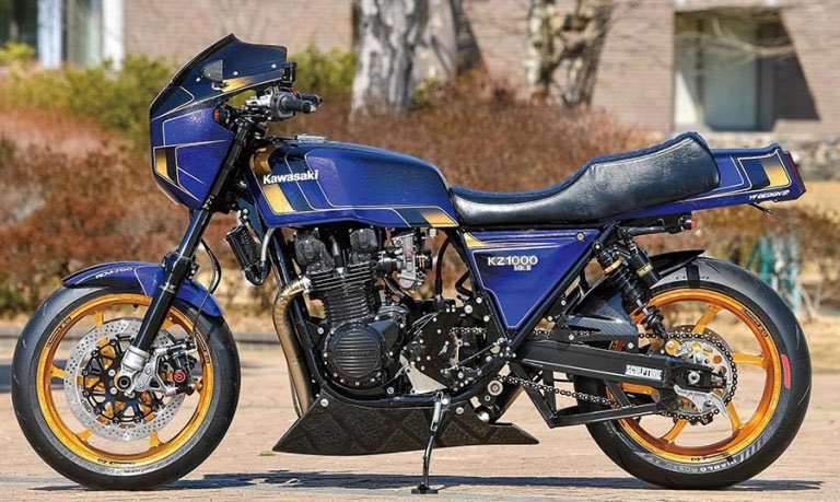 PutiMotor's tweet image. カワサキ Z1000Mk.IIを、千葉県「ACサンクチュアリー」がカスタマイズ❗️
ACサンクチュアリーのコンプリートカスタム、RCM(Radical Construction Manufacture)によるMk.II。
通算製作番号となるシリアルナンバーは700で、キリ番車両らしいフルスペック仕様😳
handl-mag.com/goodlooking/20…