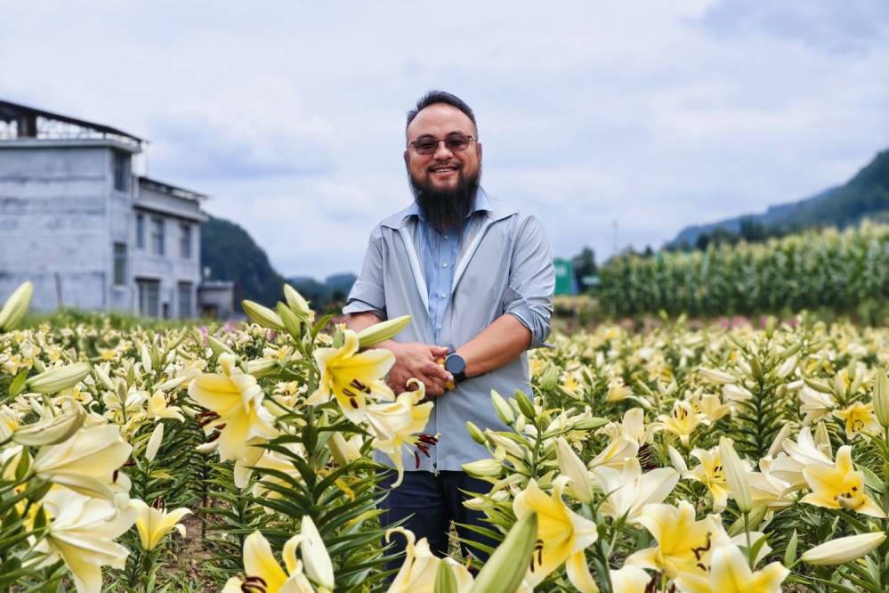 IFADAsia's tweet image. For many small-scale farmers, #flowers are not just beautiful ornaments – they’re essential to earning a #livelihood.
Rural businesses in #China, #SriLanka, among other countries are blossoming thanks to these crops with the help of @IFAD. 🌻👉 shorturl.at/pwXxF
