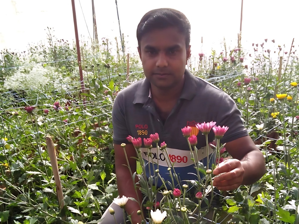 IFADAsia's tweet image. For many small-scale farmers, #flowers are not just beautiful ornaments – they’re essential to earning a #livelihood.
Rural businesses in #China, #SriLanka, among other countries are blossoming thanks to these crops with the help of @IFAD. 🌻👉 shorturl.at/pwXxF
