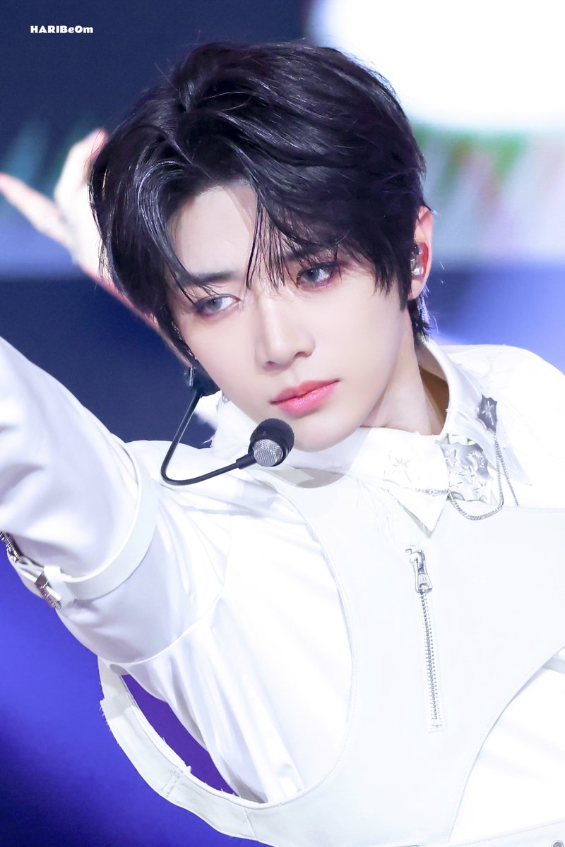 HARIBeOm_313's tweet image. εïз 250727 εïз SBS SUMMER 가요대전
👑⚔️👑
#투모로우바이투게더
#범규 #BEOMGYU #TXT_범규
#TXT #TOMORROW_X_TOGETHER #ボムギュ