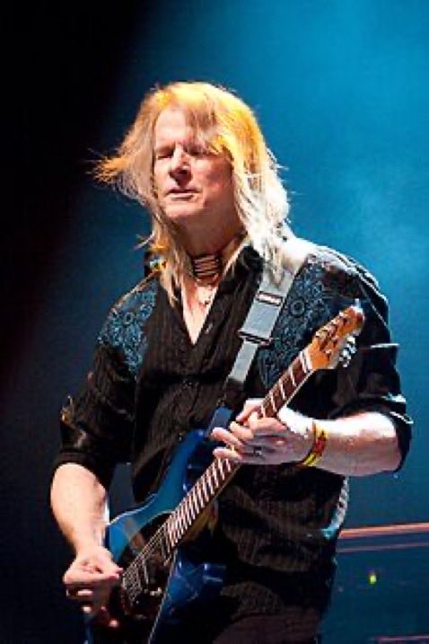pillolerock's tweet image. il 28 Luglio 1954 nasce
Steve Morse,
considerato uno dei più grandi
chitarristi nella storia del rock.
Morse è stato cofondatore dei
Dixie Dregs, con cui ha pubblicato
sette album e della Steve Morse Band,
ha pubblicato due album anche con
i Kansas e dal 1996 al 2020 ha suonato…