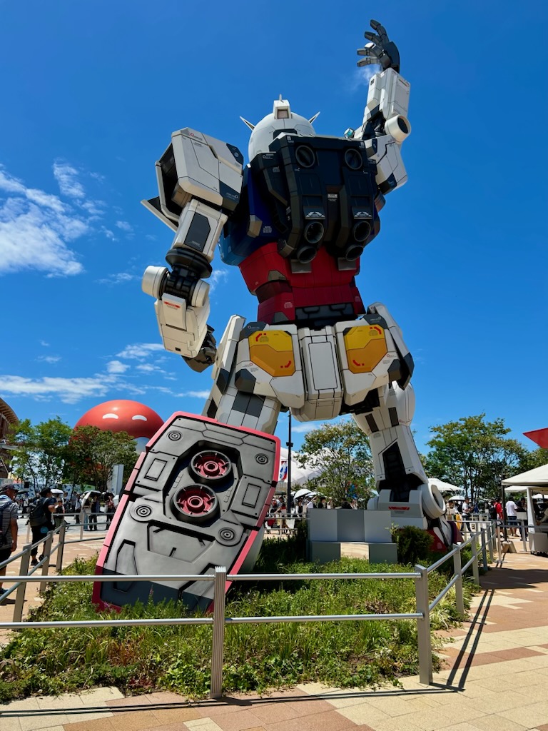 junn_tohda's tweet image. ９月に出る『天上の火焰』の再校ゲラが終わりました。ほっと一息のはずだけどやっぱり不安。どれだけ改稿しても満足できないですよ。写真は万博。ガンダム館でスタージャブロー行って来ました。面白かった！　ミャクミャクもなかアイスとお土産のおやすみミャクミャクぬいぐるみ。とにかく暑かった。