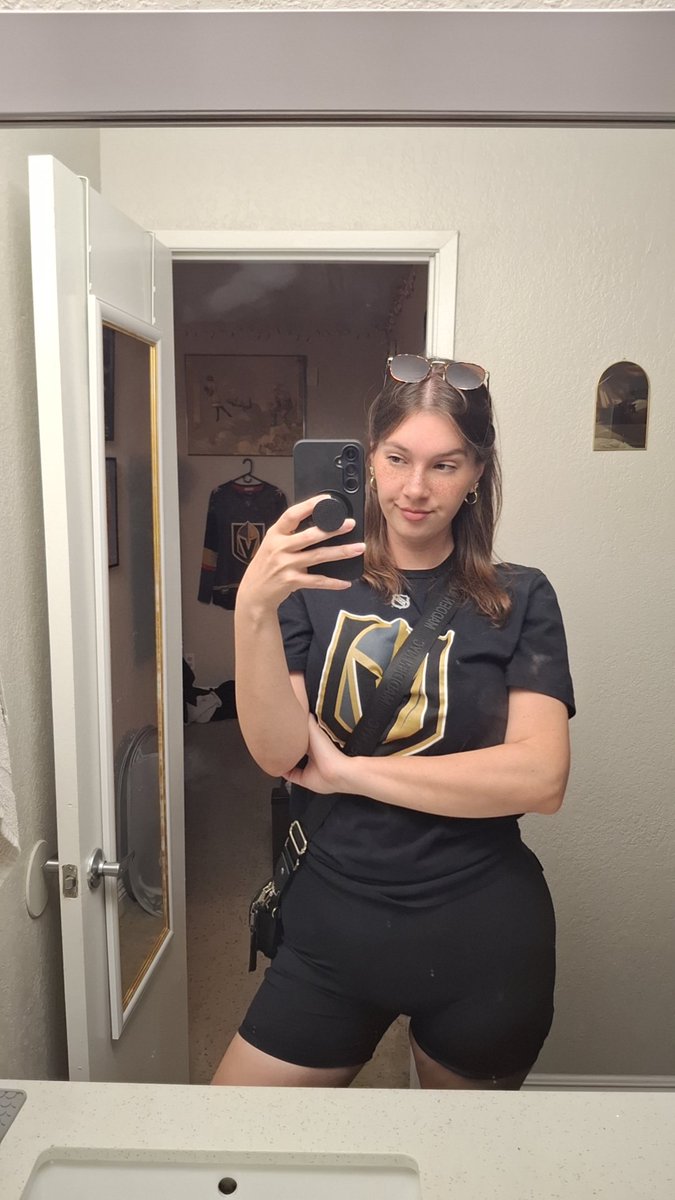 vixenzs__'s tweet image. im so ready for hockey to consume my life