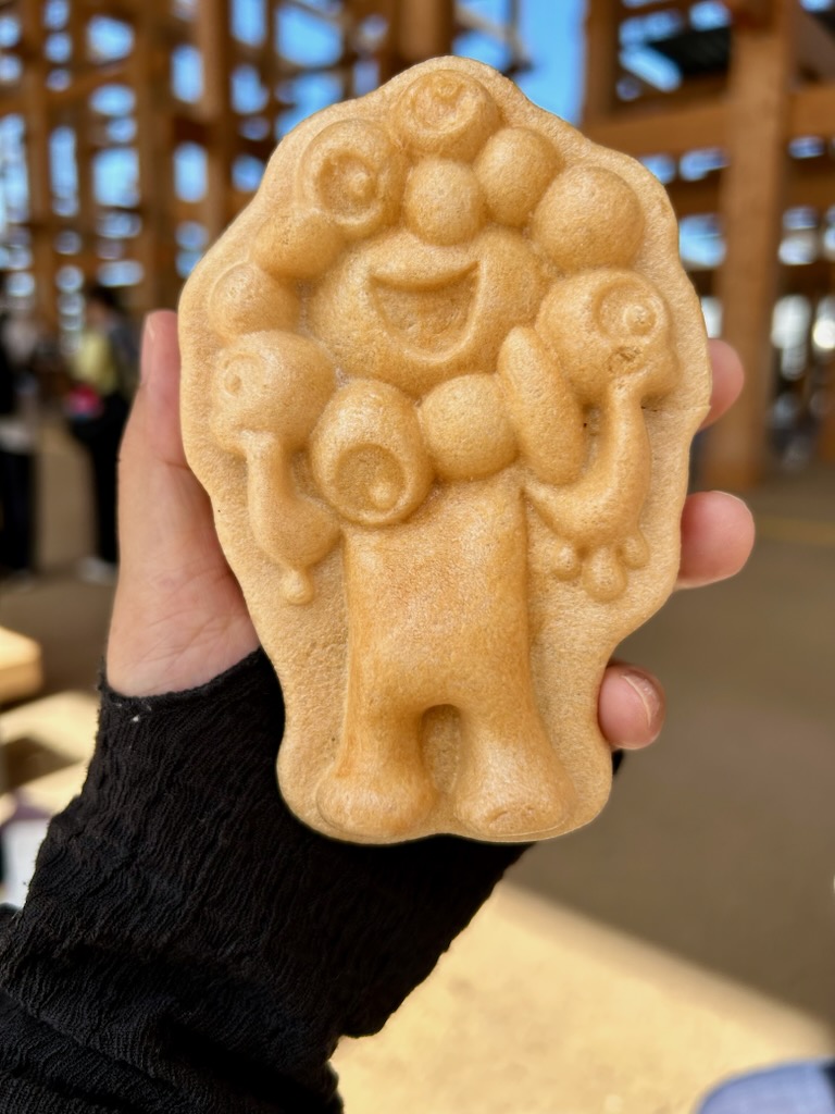 junn_tohda's tweet image. ９月に出る『天上の火焰』の再校ゲラが終わりました。ほっと一息のはずだけどやっぱり不安。どれだけ改稿しても満足できないですよ。写真は万博。ガンダム館でスタージャブロー行って来ました。面白かった！　ミャクミャクもなかアイスとお土産のおやすみミャクミャクぬいぐるみ。とにかく暑かった。