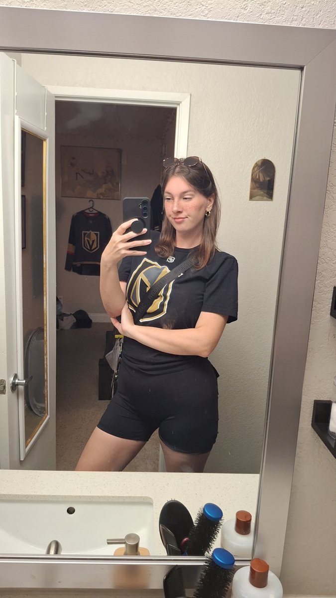 vixenzs__'s tweet image. im so ready for hockey to consume my life