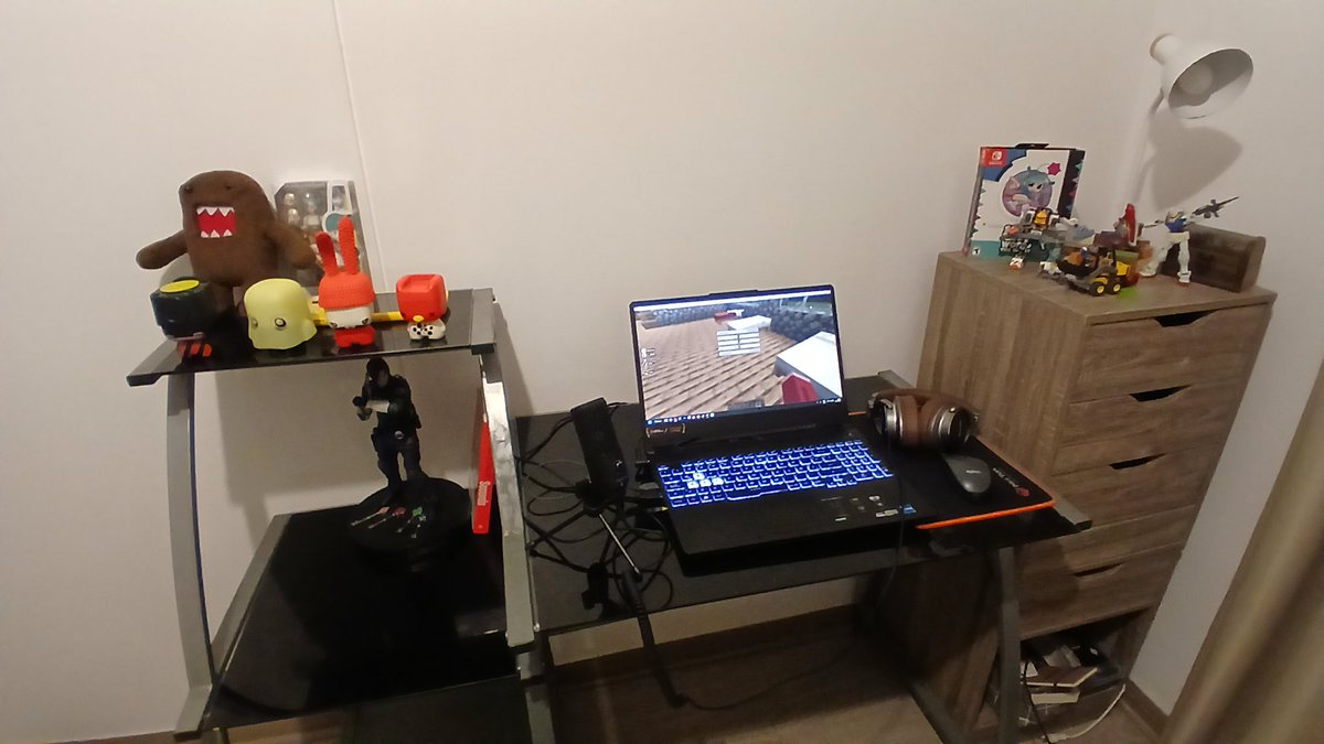 wasabirts's tweet image. Mi palacio finalmente tiene un escritorio chicos, la vida independiente es tremenda