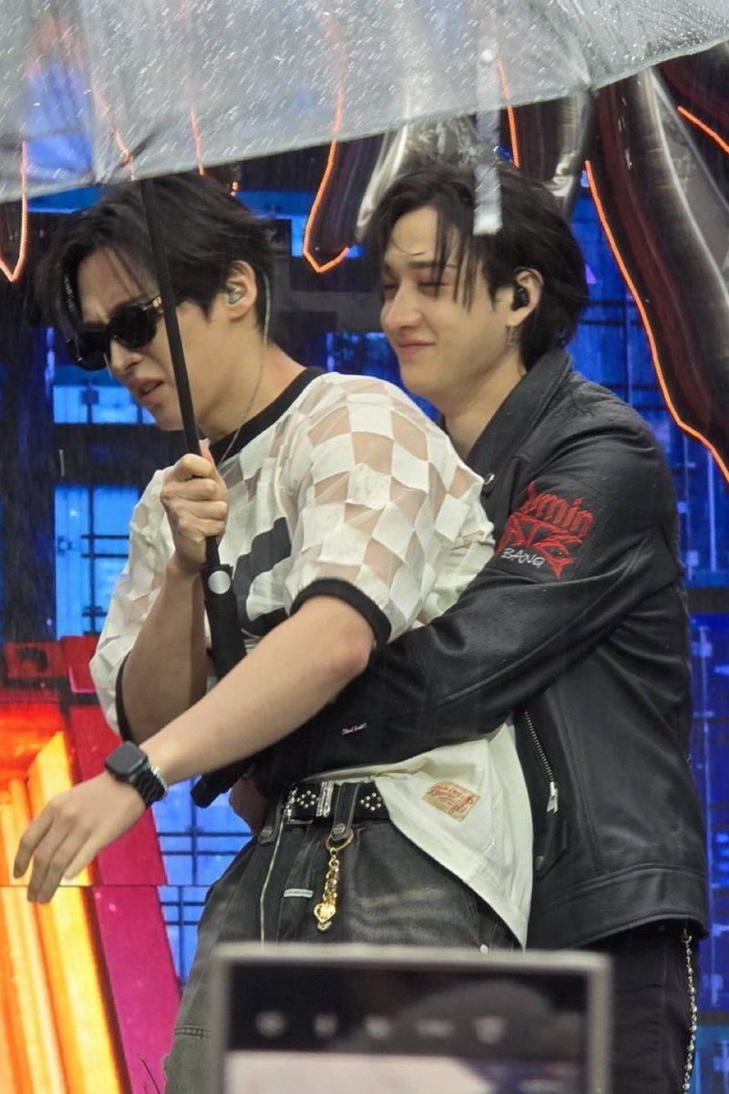 3rdEyeAwakenMIA's tweet image. バンチャン 弟たちに傘を譲って(持たせて) くっつきたかったんじゃないの？
あやしいwww