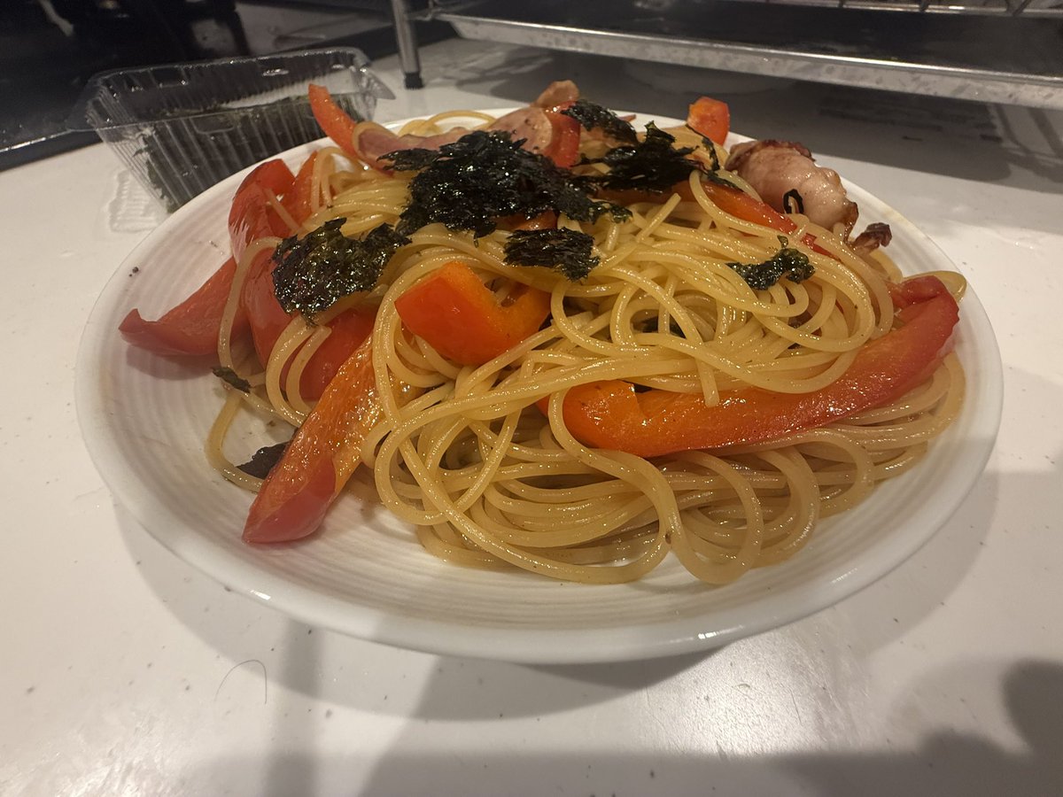 megumish_unsafe's tweet image. ベーコンと赤いやつ（なんだっけ？）のざっくりパスタ韓国海苔添え