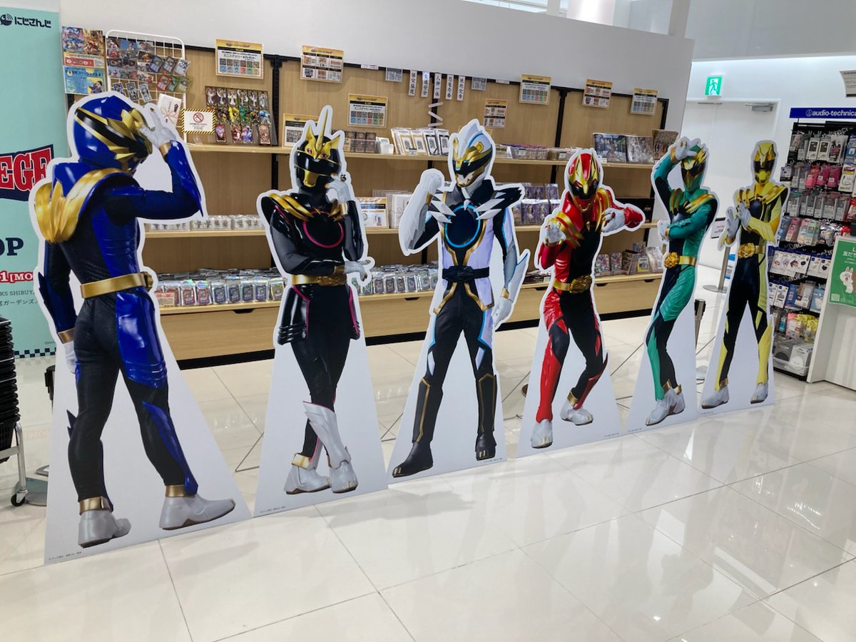 ／
#ナンバーワン戦隊ゴジュウジャー
POP UPショップ大好評開催中📢
＼

開催記念グッズ多数お取り扱い中💖！
ご購入特典でステッカーもプレゼント🎁

また、当店ではスタンディパネルも展示中！
皆様のご来店お待ちしております！

#ゴジュウジャー