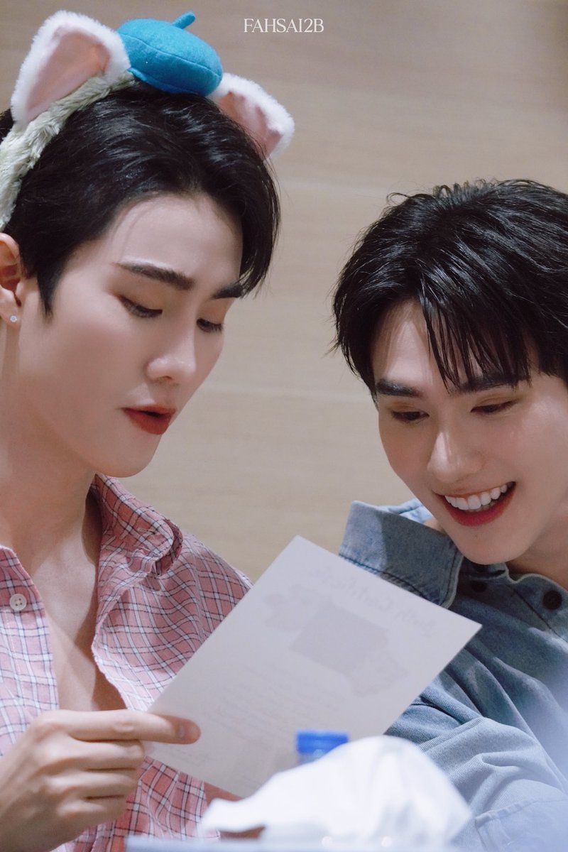 fahsai2b's tweet image. ˚ ༘♡ #FahsaiMM ♡ ༘˚

ตั้งใจอ่านกันมากด้วยซ้ำ 🦊🍅

#มหกรรมนิยายนานาชาติ2025xFB 
*•.¸♡ #fforce_ ୨ @fforcejs ୨ #kasibook ୨ @kasibook ୨ #ฟอสบุ๊ค ୨ #forcebook ♡¸.•*