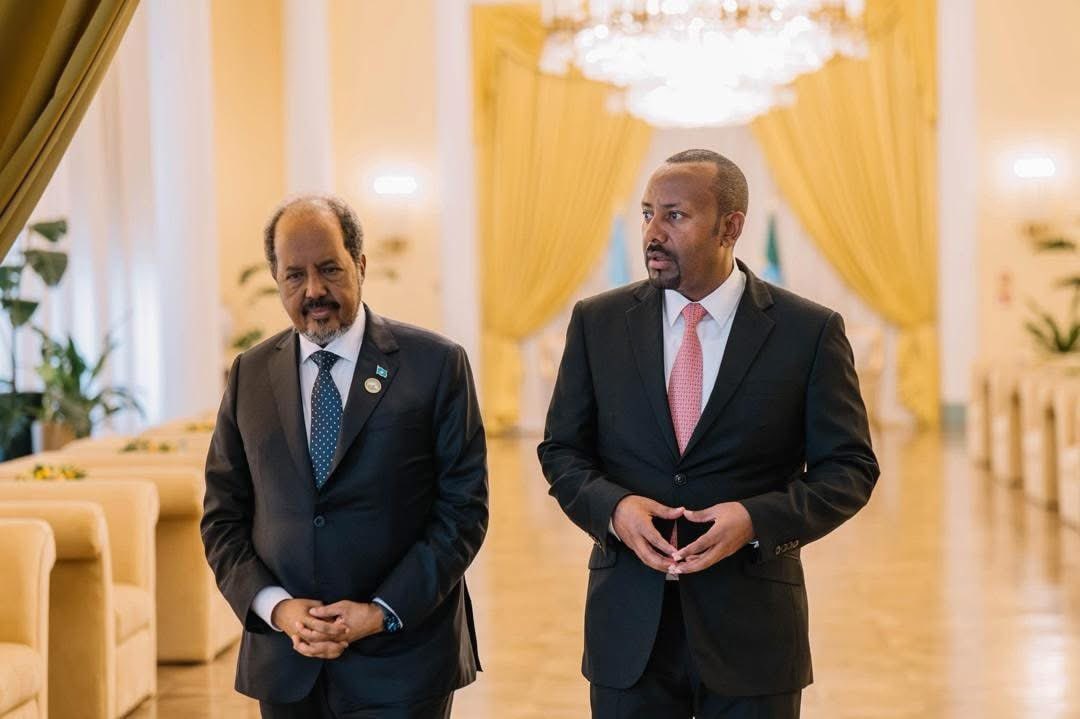 InaHassan3's tweet image. SHOCKING: Abiy Ahmed told Hassan Sheikh Mohamud "We won't help you capture whole Somalia without Ethiopian Navy first coming to the Indian Ocean." HSM was immediately rushed to hospital. Ethiopian forces were simultaneously bombing Somalia's NISA facility in Dolow. This is…