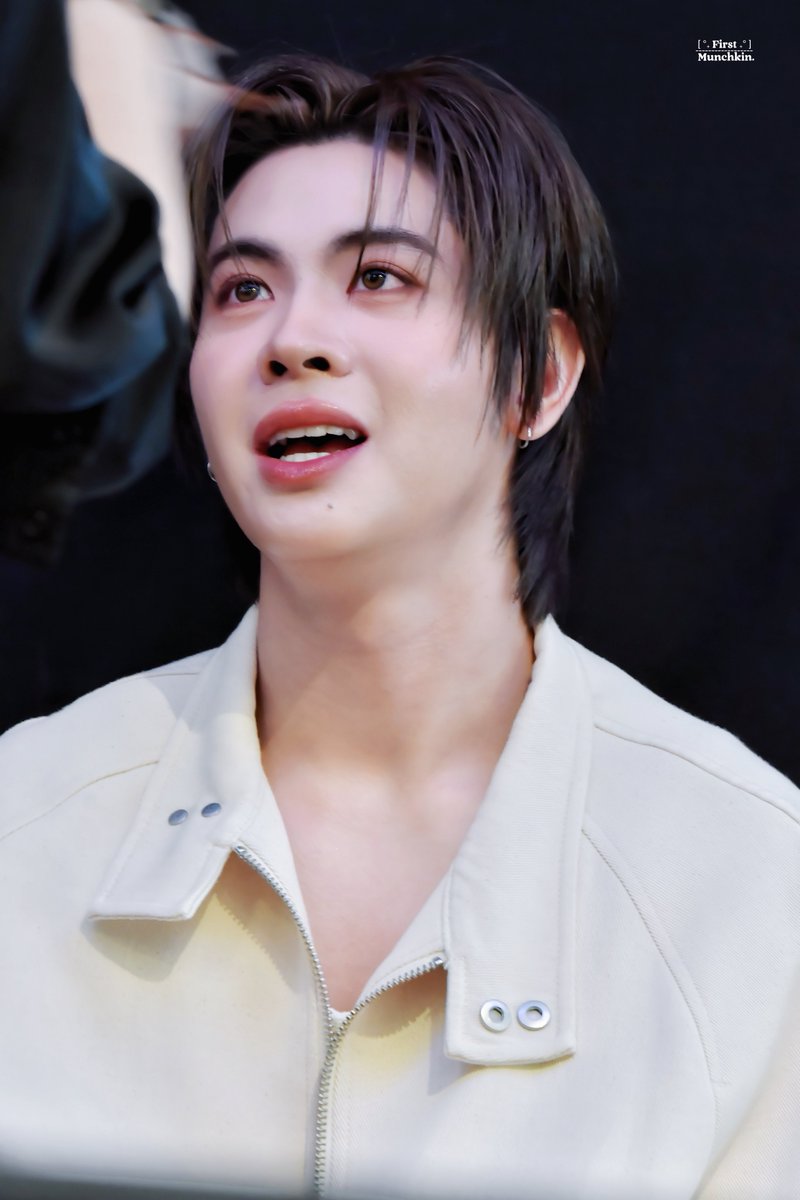 1stmunchk's tweet image. 📸 : 𝟮𝟳•𝟬𝟳•𝟮𝟱 | 𝘾𝙚𝙣𝙩𝙧𝙖𝙡 𝙒𝙤𝙧𝙡𝙙
🐰: #Firstone | @firstone_wnk 

• นั่งฟังบรีฟงานตาแป๋วเลยย 🥰🤲🏻

☘︎ #praewtalk2025xTleFirstOne
☘︎ #1stMunchkSnap