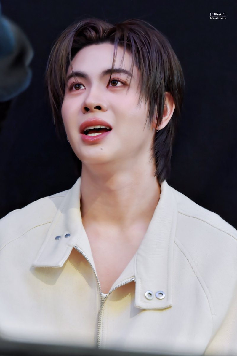 1stmunchk's tweet image. 📸 : 𝟮𝟳•𝟬𝟳•𝟮𝟱 | 𝘾𝙚𝙣𝙩𝙧𝙖𝙡 𝙒𝙤𝙧𝙡𝙙
🐰: #Firstone | @firstone_wnk 

• นั่งฟังบรีฟงานตาแป๋วเลยย 🥰🤲🏻

☘︎ #praewtalk2025xTleFirstOne
☘︎ #1stMunchkSnap